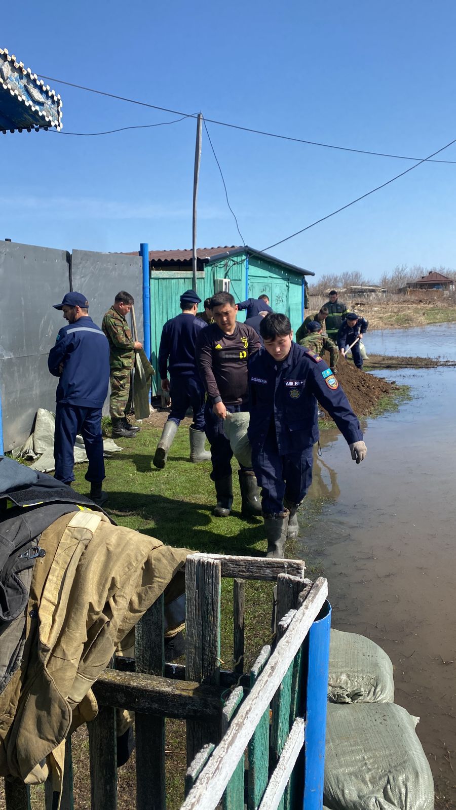 Павлодарские спасатели продолжают борьбу с паводками в СКО