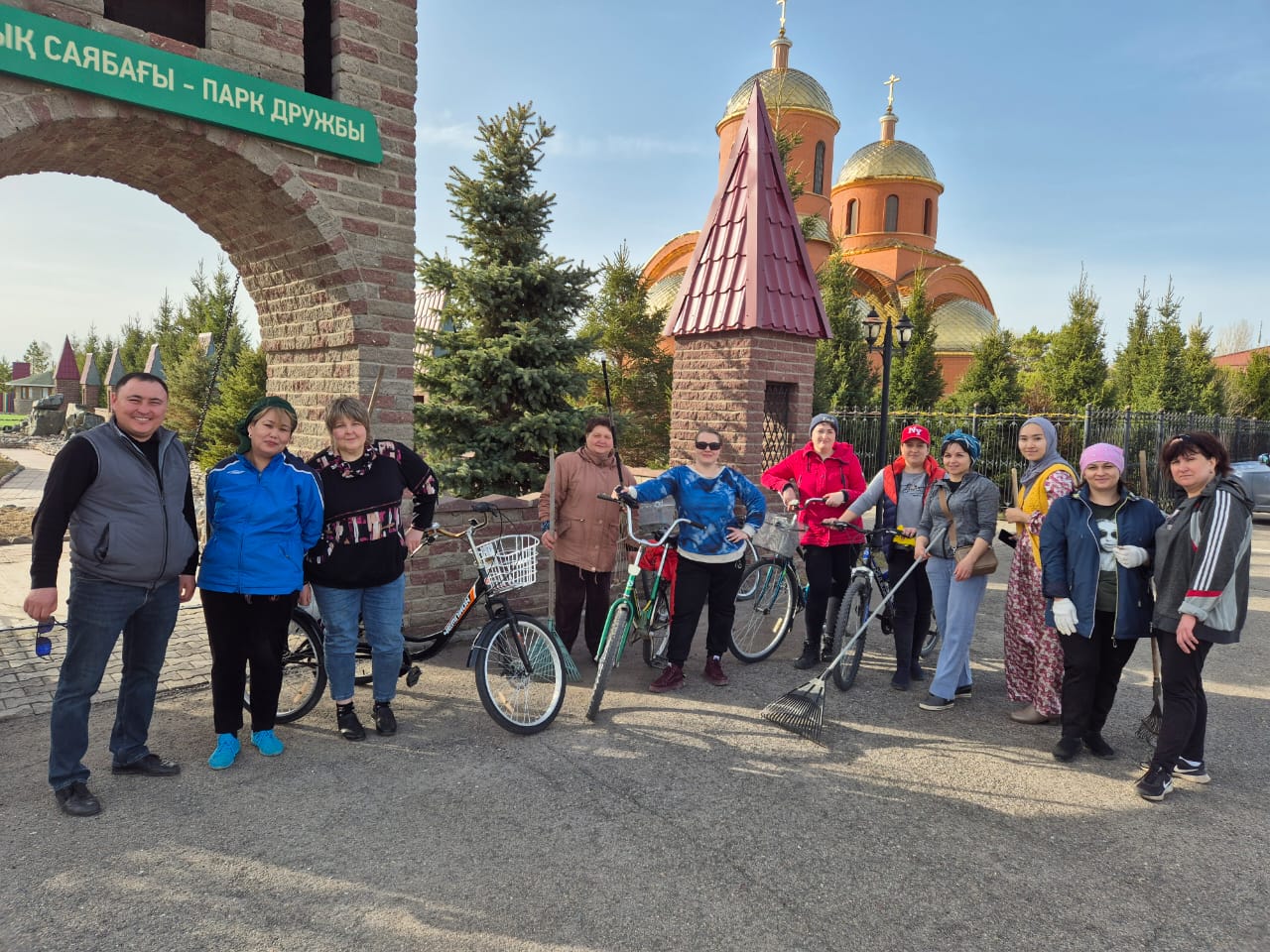 Субботник на территории детской игровой площадки и парка Дружбы