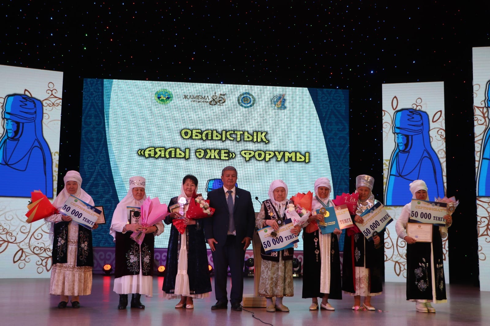 Өзін сорып жатқан адамның суреттері Моншадағы нудизм суреттері