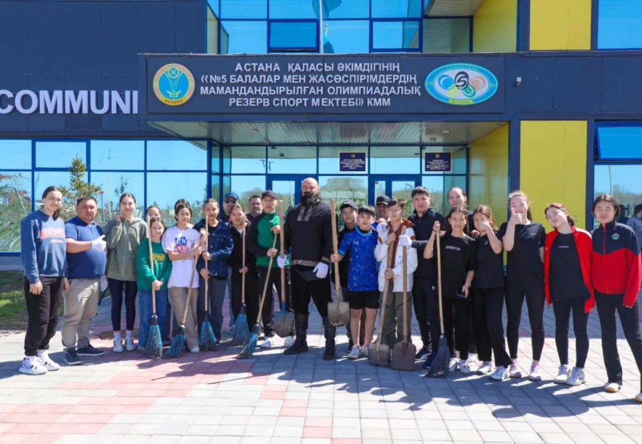 Звезды казахстанского спорта посадили деревья в Астане