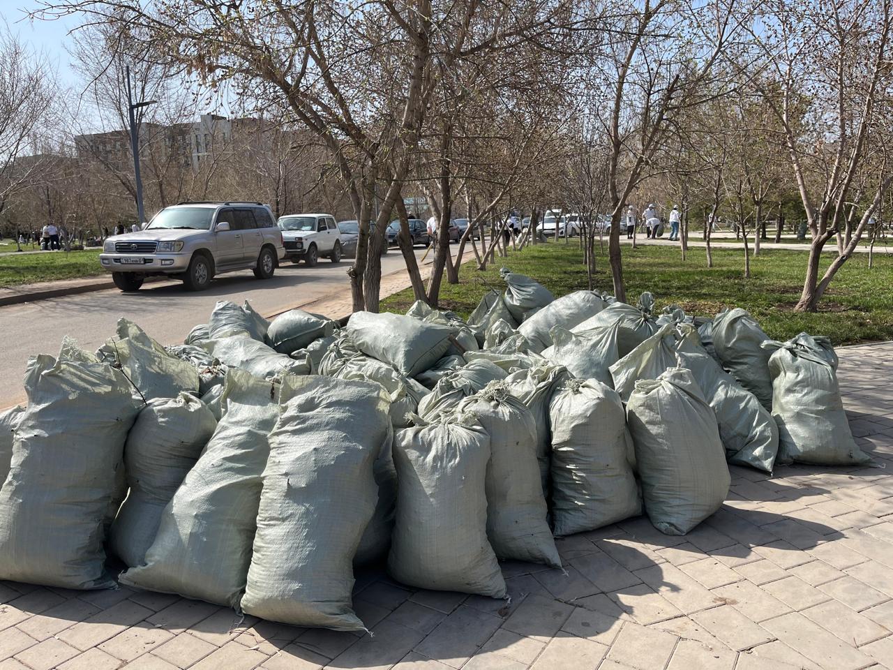 Сегодня в рамках столичной акции «Таза Қазақстан. Астана — образец чистоты и порядка» и недели «Киелі мекен» в районе Есиль были организованы ряд мероприятий