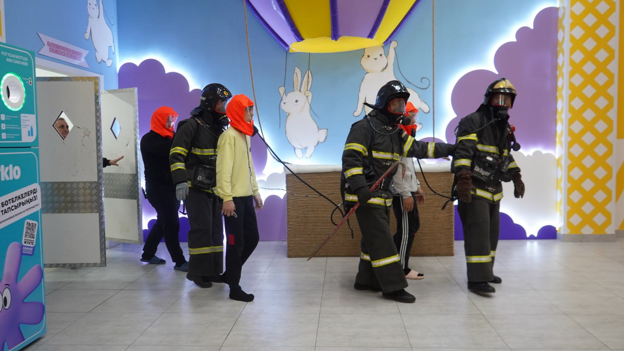 Пожарные условно  тушили детский парк развлечений