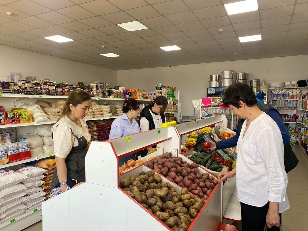 Цены на социально значимые продовольственные товары проверили в Шалкарском районе.