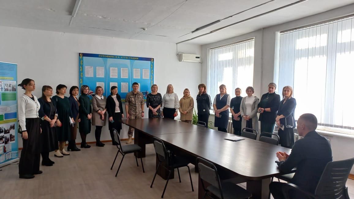 Мектеп оқушылары және педагогикалық ұжыммен кездесу