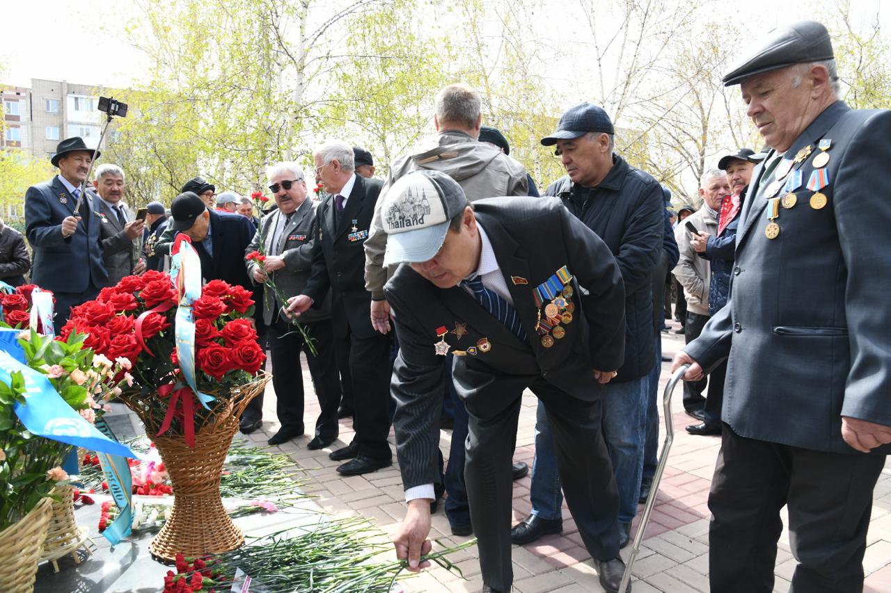 Жертвам Чернобыльской трагедии: в Астане прошла церемония возложения цветов к памятнику