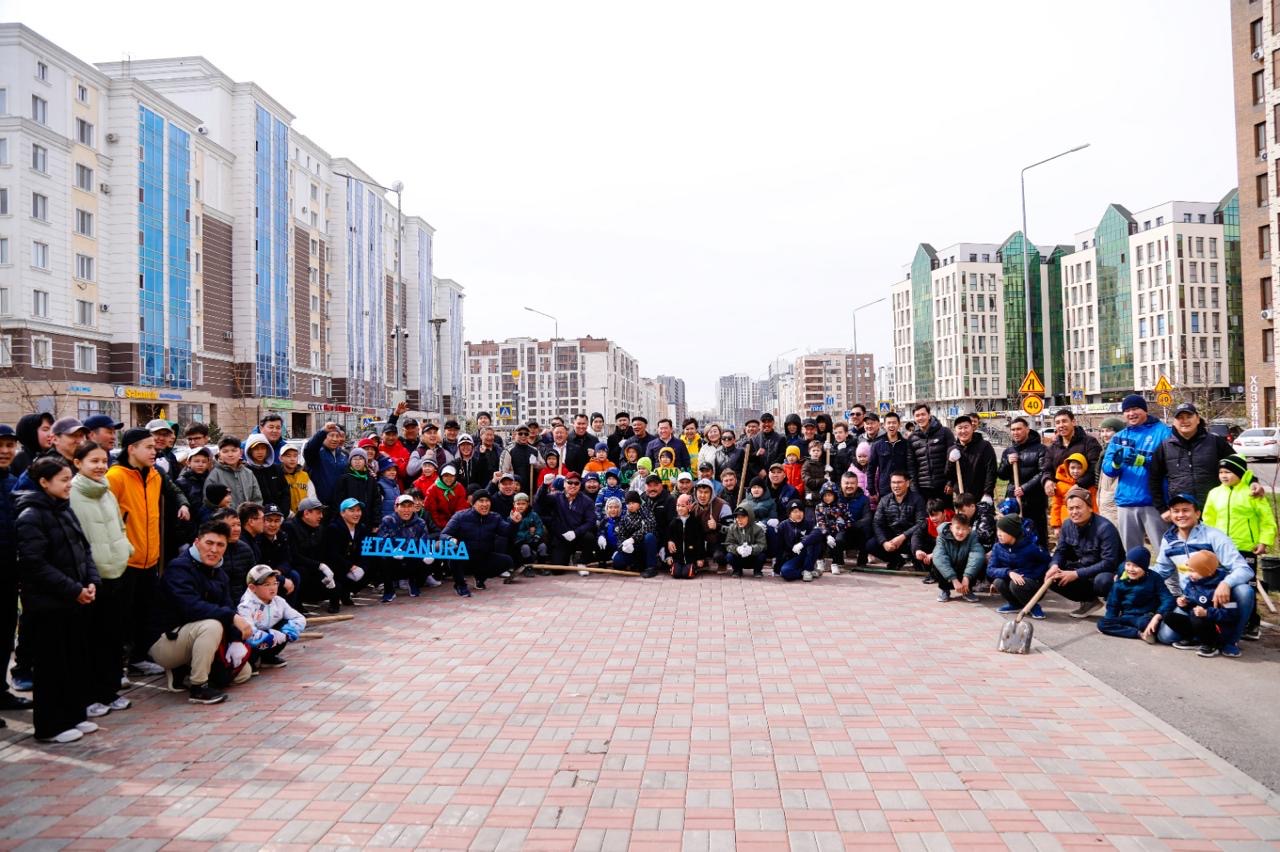Астанада 100-ден аса әке балаларымен бірге ағаш отырғызды