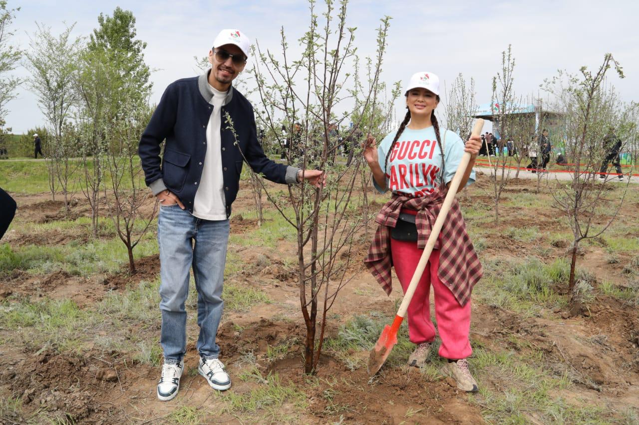 «Алматы – бақ қала»: қазақстандық жұлдыздар алма ағашын отырғызды