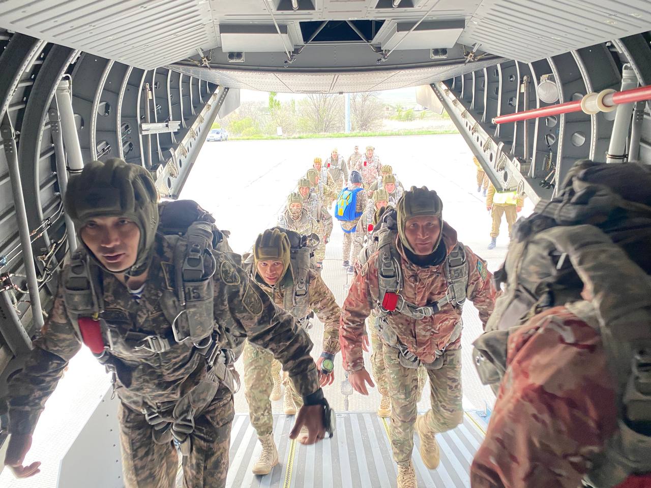 Military personnel of the Air Assault Forces of the Armed Forces of Kazakhstan made long jumps