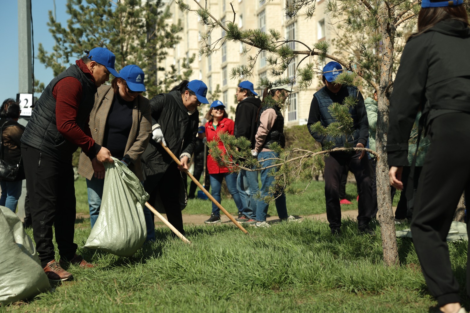 ҚР Оқу-ағарту министрлігінің ұжымы қалалық сенбілікке қатысты