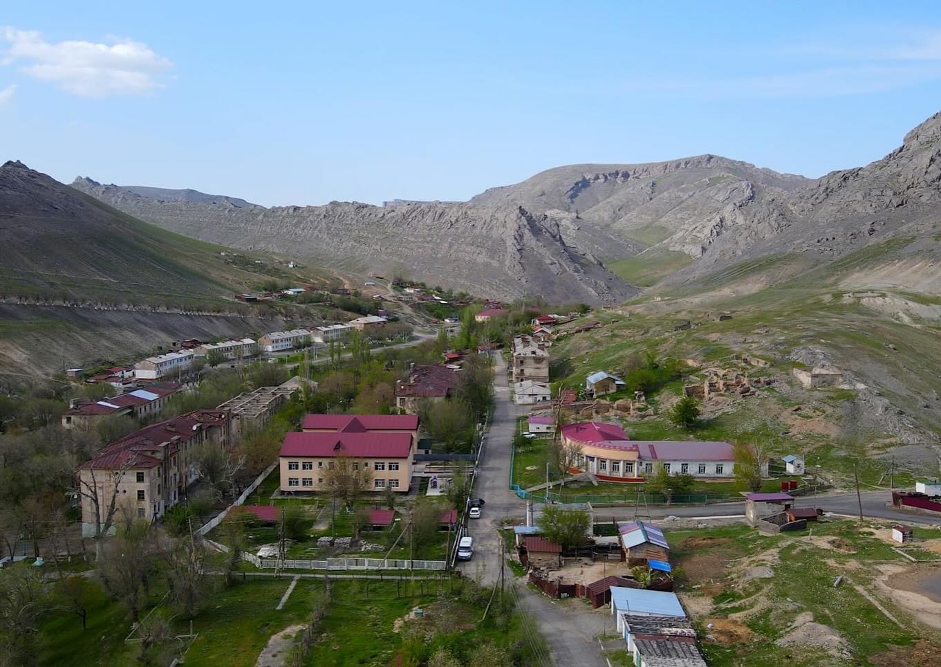 ТАУ БАУРАЙЫНДАҒЫ АЩЫСАЙ АУЫЛЫН ДАМЫТУ ЖОЛДАРЫ ҚАРАЛДЫ