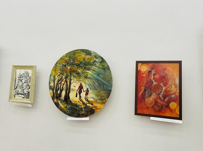 Қыздың түкті шарлары бар