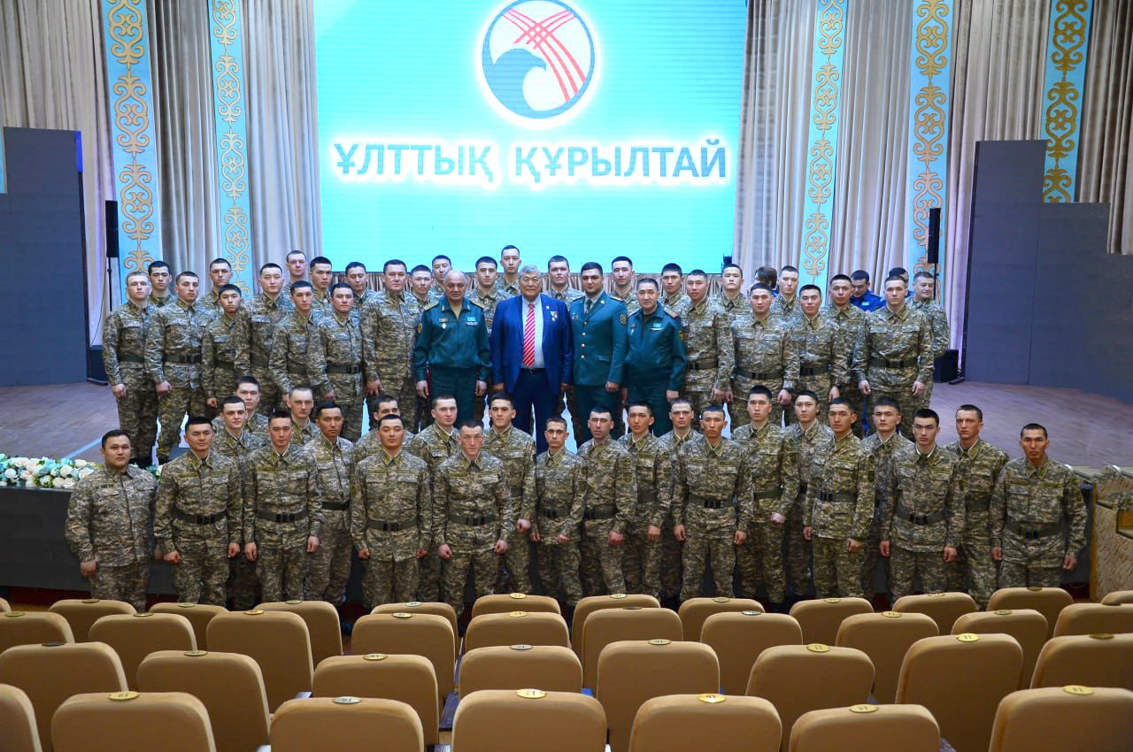 Халық қаһарманы Токтар Аубакиров встретился с военнослужащими