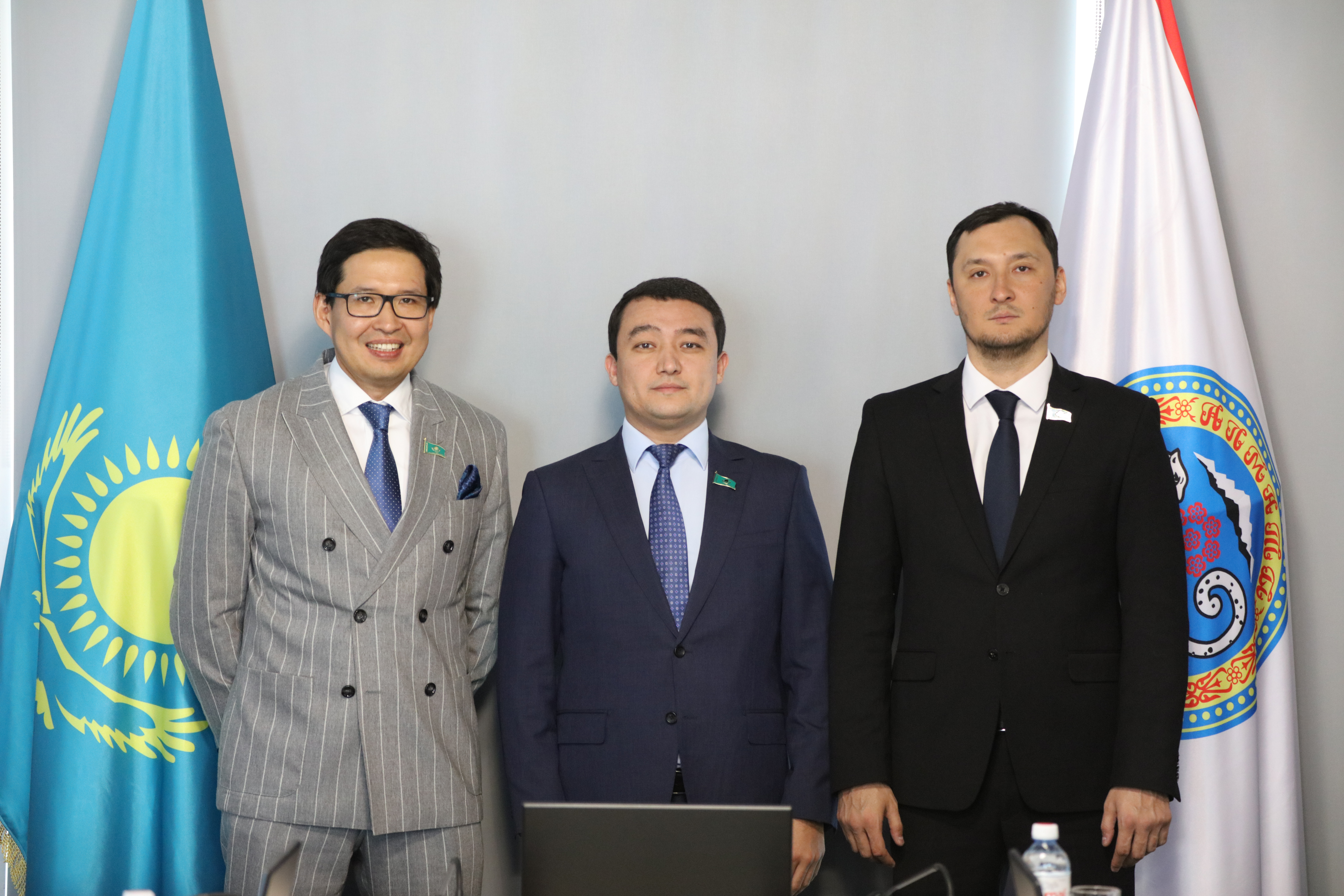 Жалаңаш жігіт пен қызметші