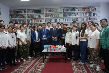 Облыс кітапханасына 500 кітап сыйға тартылды