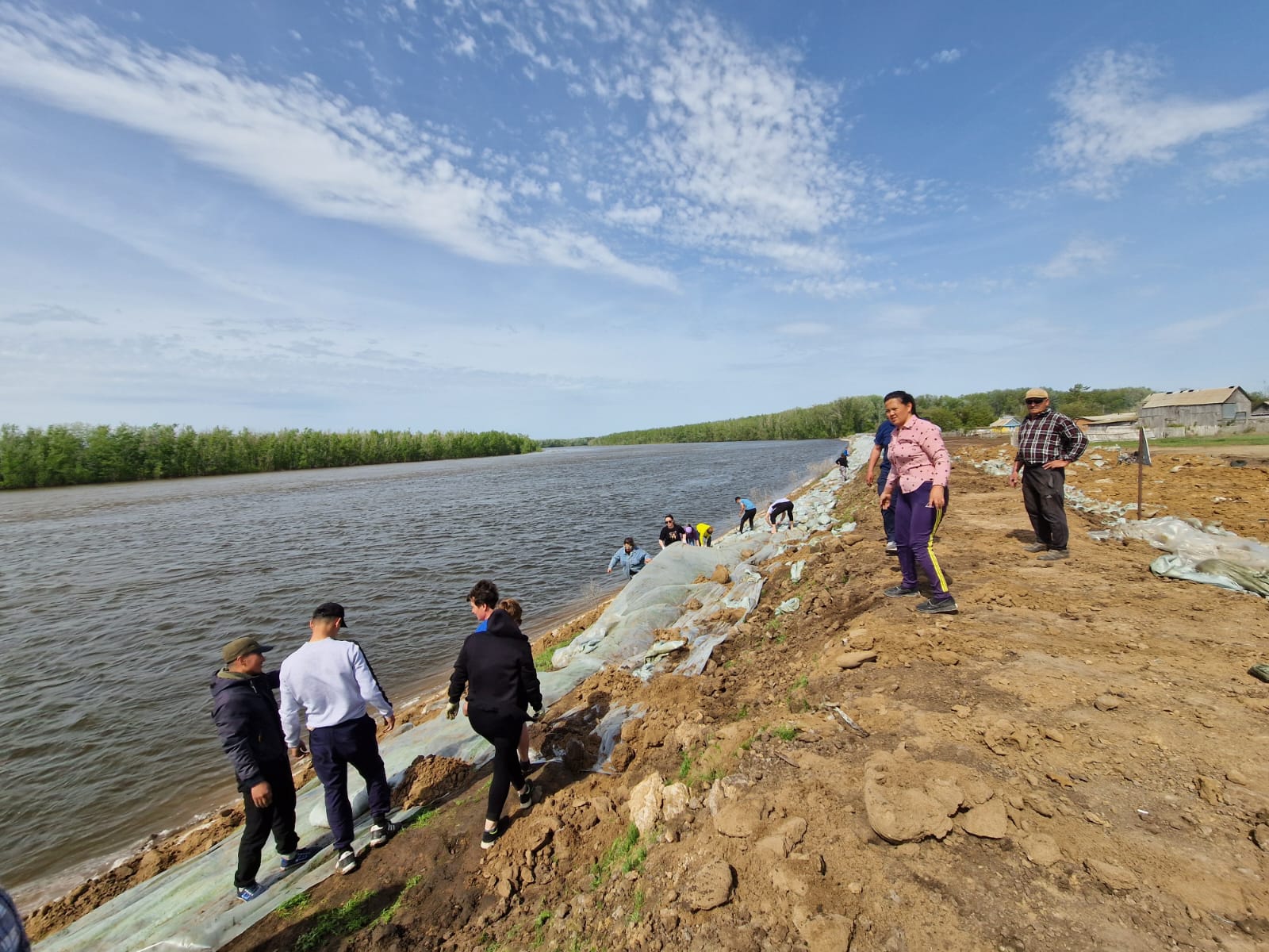 Жайық өзенінің жағалауын құм толытырылған қаптардан тазалау сенбілігі