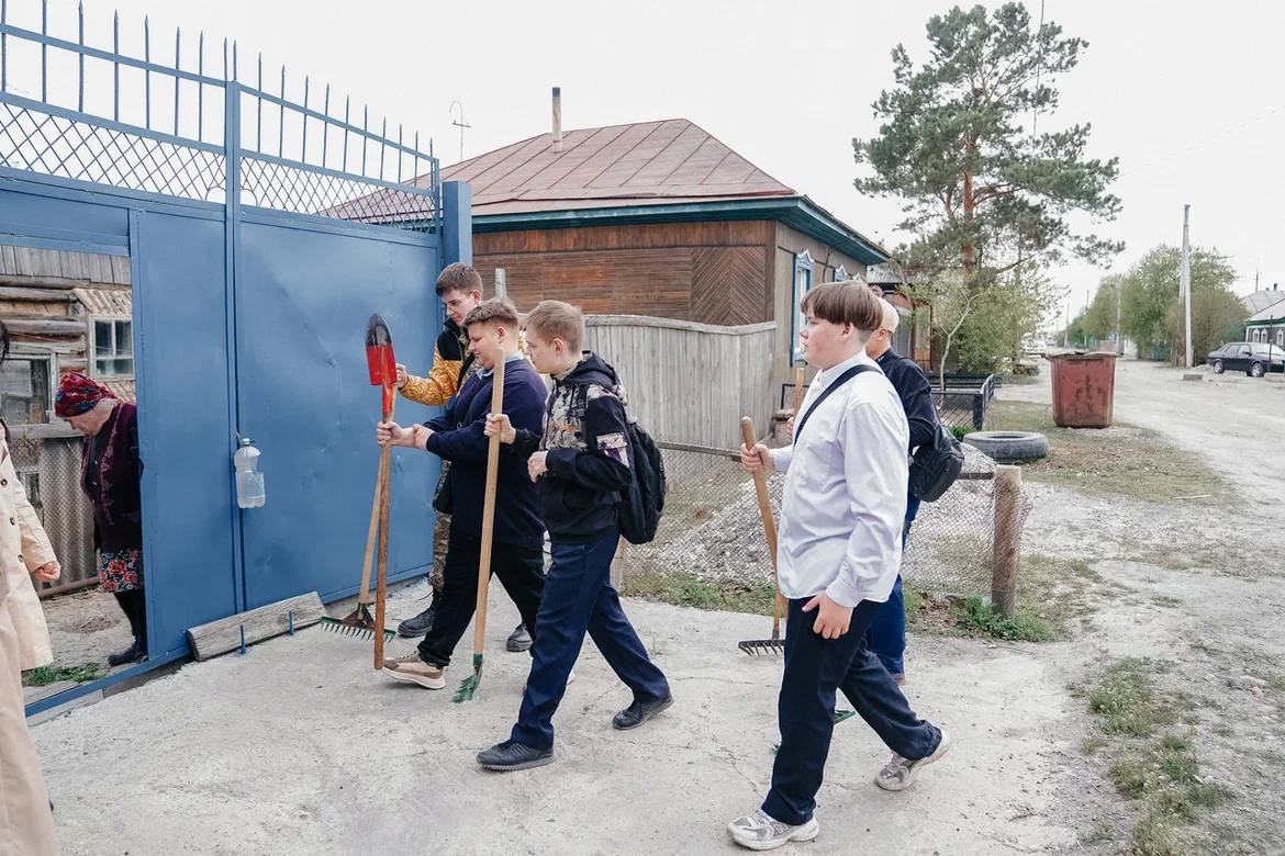 В рамках недели «Өнегелі ұрпақ» студенты  очистили двор одинокой пенсионерки