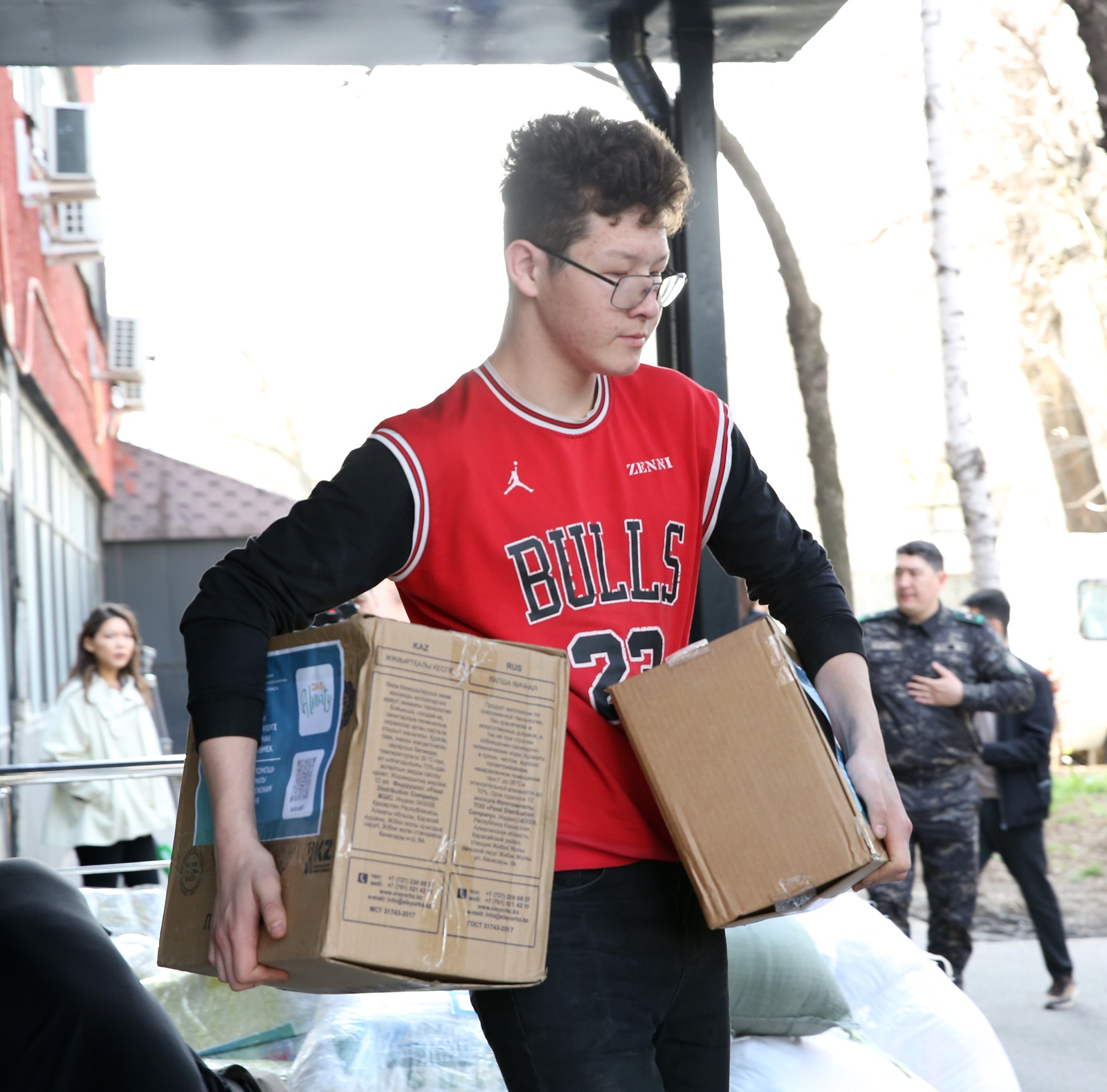 Алматылықтар 10 тоннадан астам гуманитарлық көмек жіберді