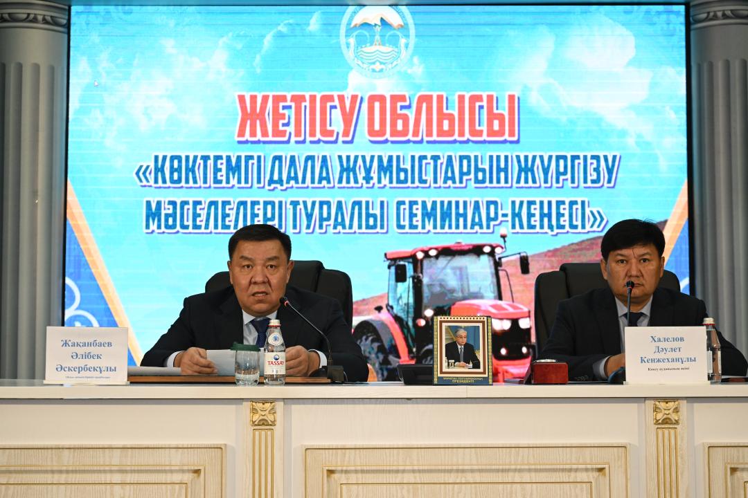 Алибек Жаканбаев и аким Коксуского района