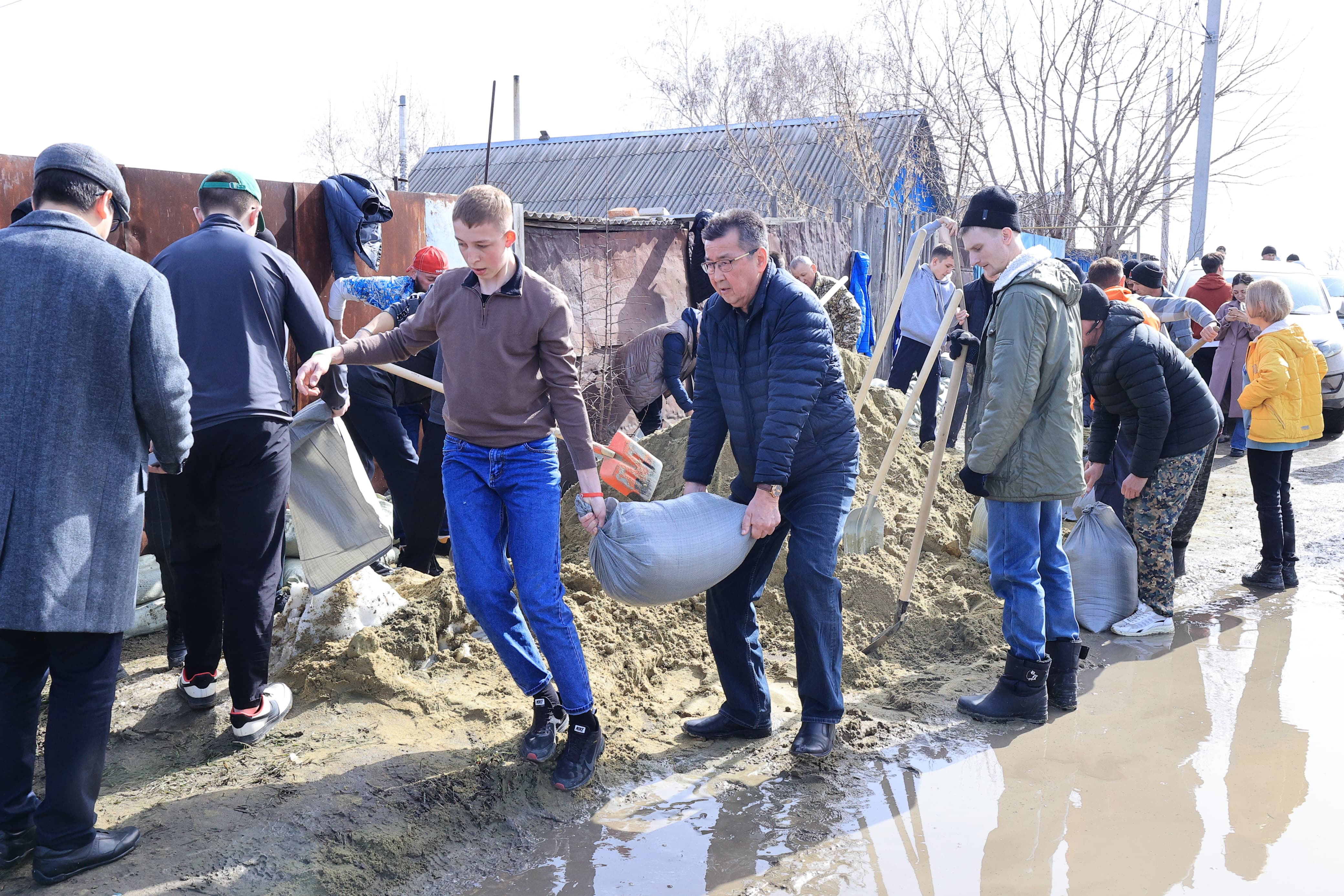 ЧЛЕНЫ НАЦИОНАЛЬНОГО КУРУЛТАЯ РАБОТАЮТ В РАЙОНАХ, ГДЕ ЖДУТ БОЛЬШУЮ ВОДУ.
