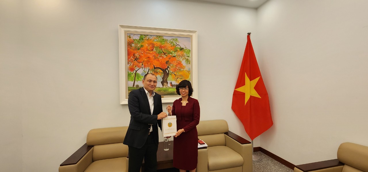 Ambassador Kanat Tumysh met with the Secretary General of Vietnam's National Commission for UNESCO