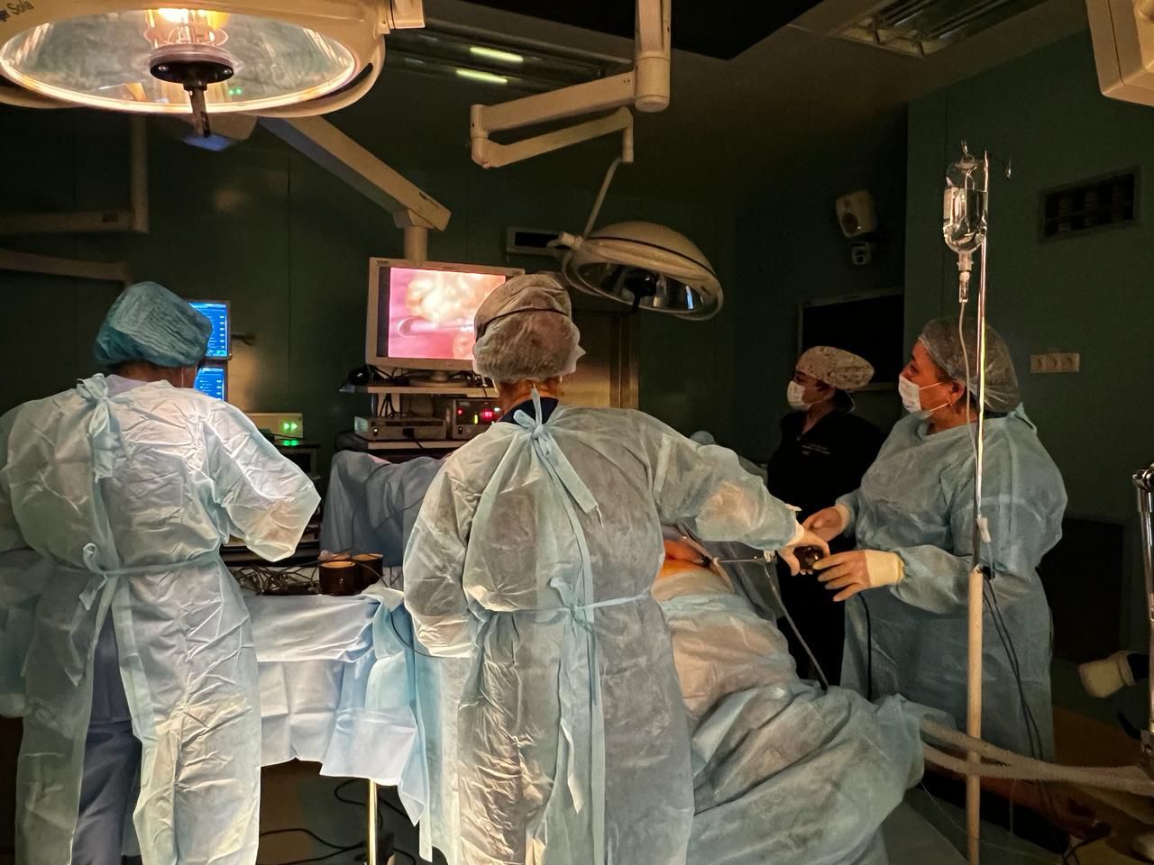 Қыз бірнеше рет келді