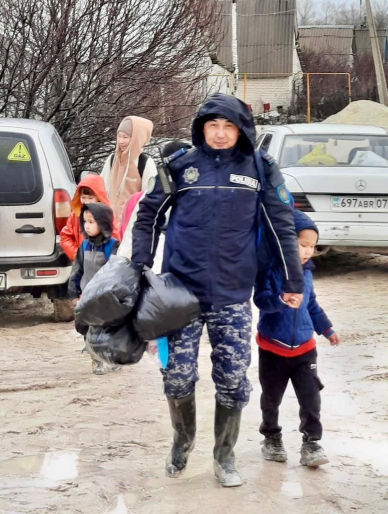 Сотрудники полиции Западно-Казахстанской области проводится работа по эвакуации граждан из дачных поселков