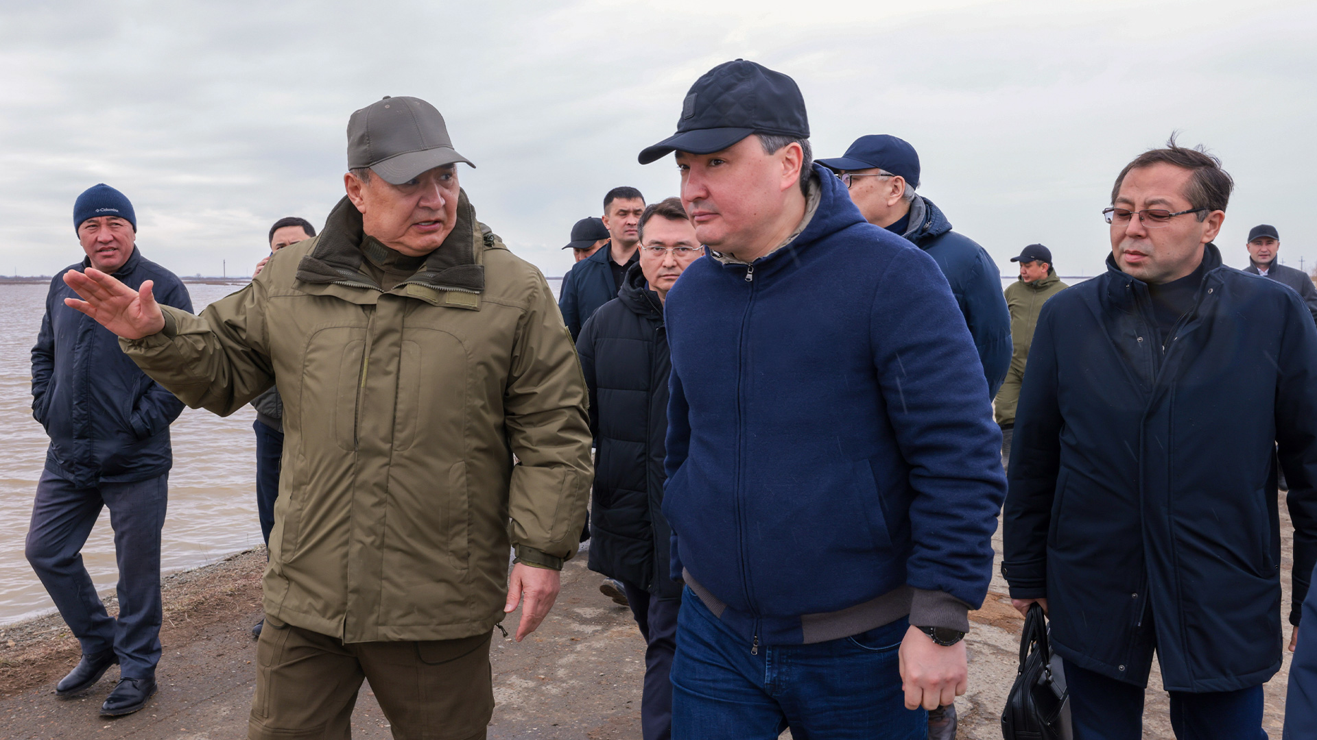 Премьер-Министр Казахстана Олжас Бектенов с акимами города Астаны Женисом Касымбек и Акмолинской области Маратом Ахметжановым проверил текущую паводковую ситуацию