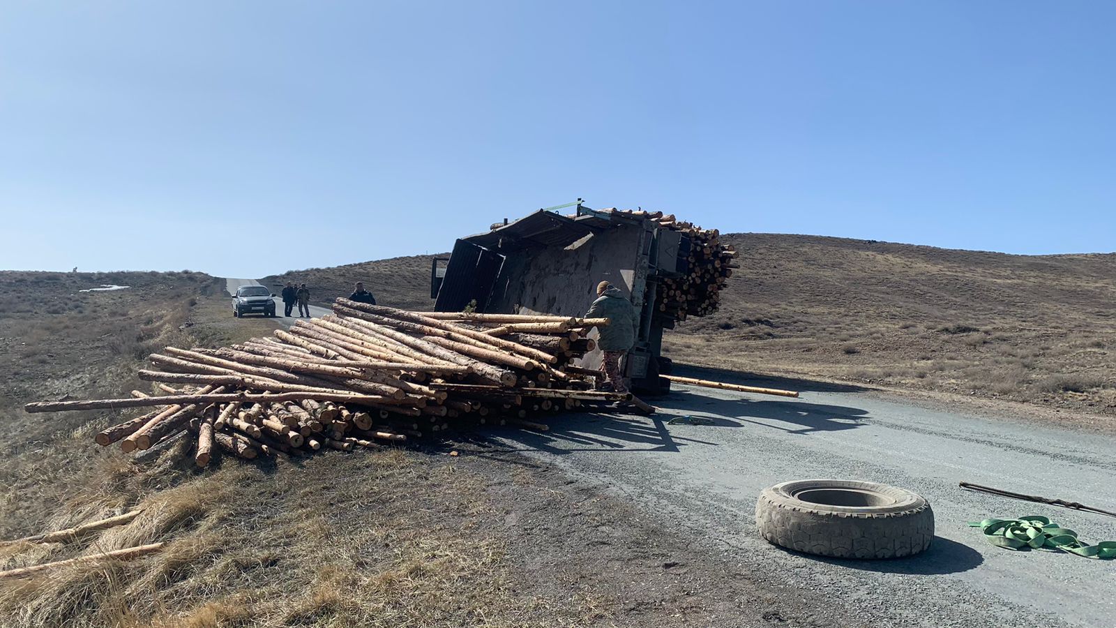 В области Абай водитель «КамАЗ» допустил опрокидывание прицепа из-за ...
