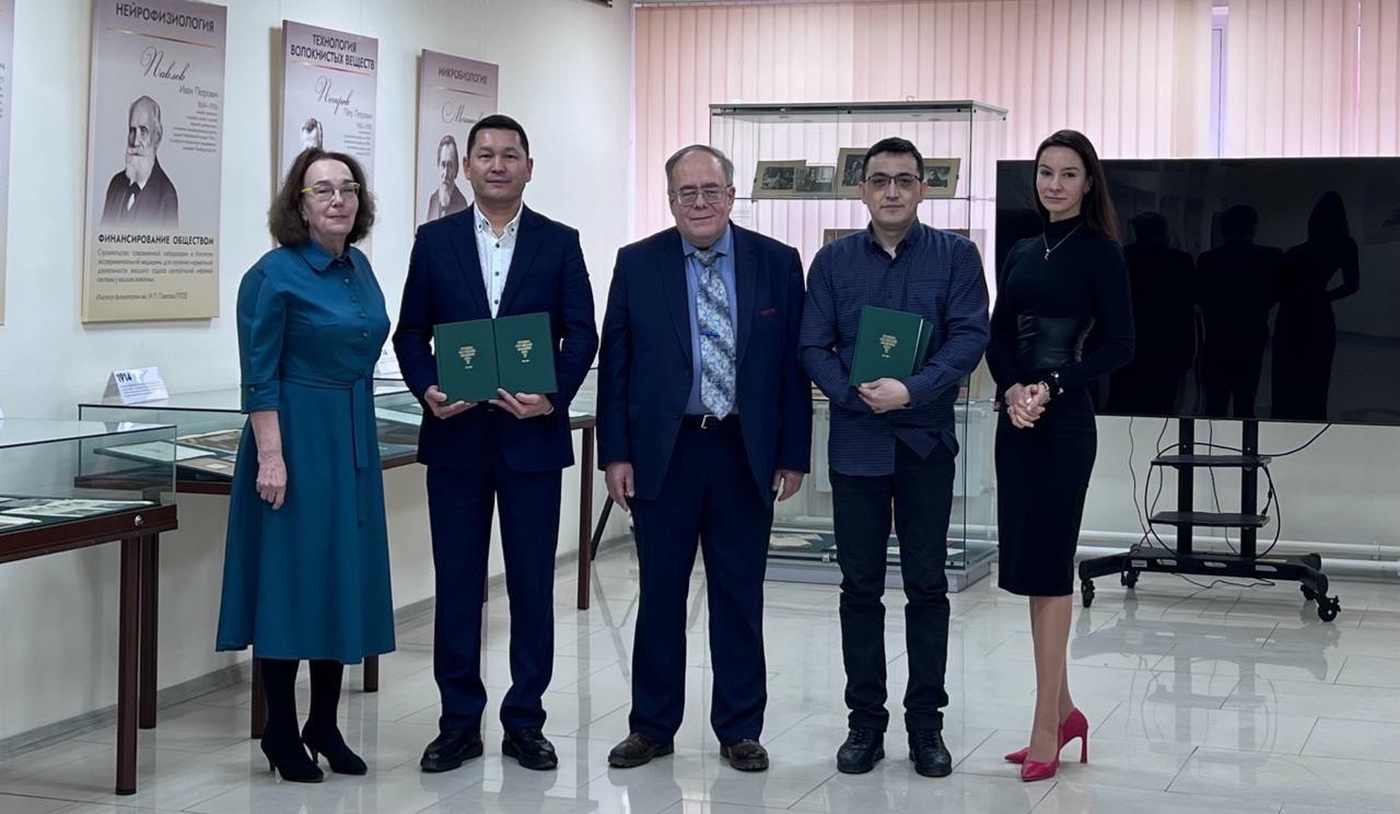 В Казахстан привезли документы об истории становления и развития казахской науки