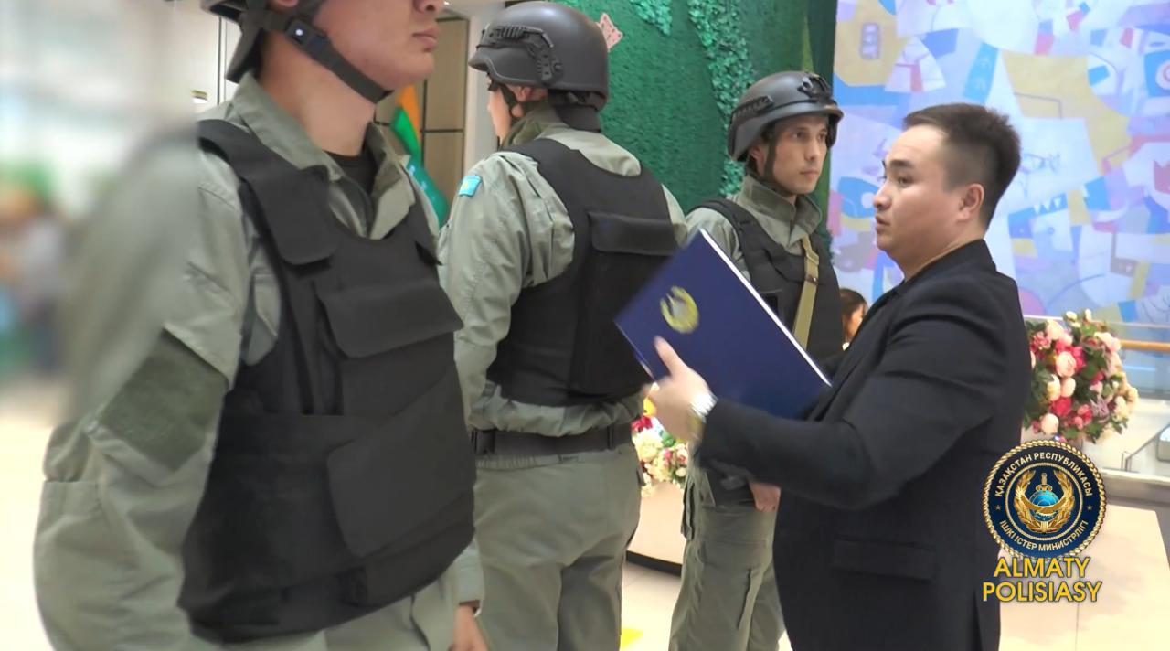 Крупные торговые центры проверяет полиция Алматы