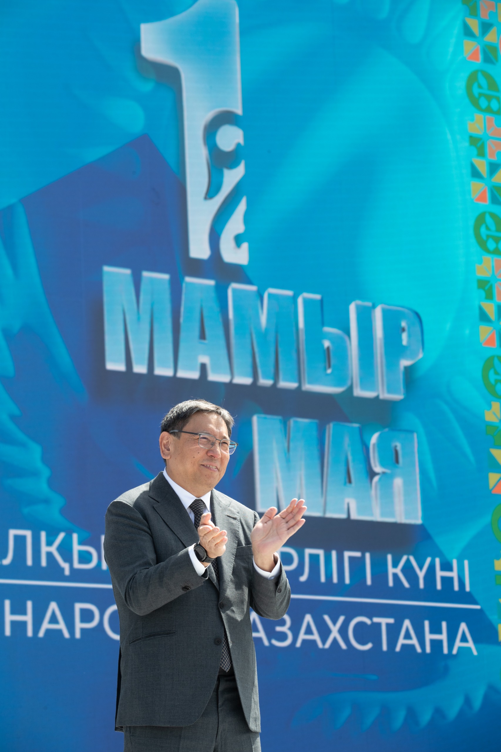 День единства народа Казахстана: Ерболат Досаев наградил участников борьбы с паводками
