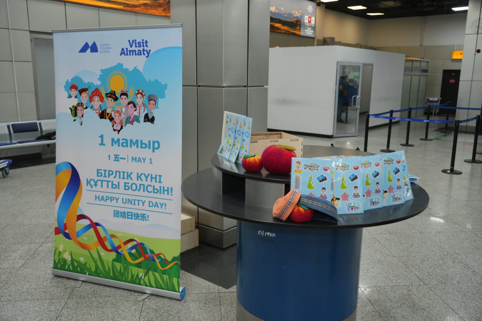 1 мамыр күні Алматы халықаралық әуежайында туристерге естелік сыйлықтар табыс етілді