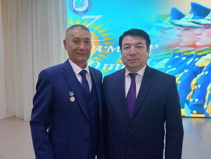 Индерлік ұстаз - «Білім беру ісінің Құрметті қызметкері» төсбелгісінің иегері