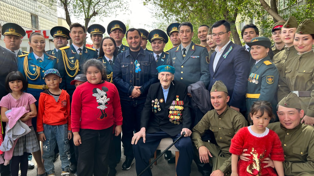Военные педагоги поздравили ветерана войны  Василия Сердюкова