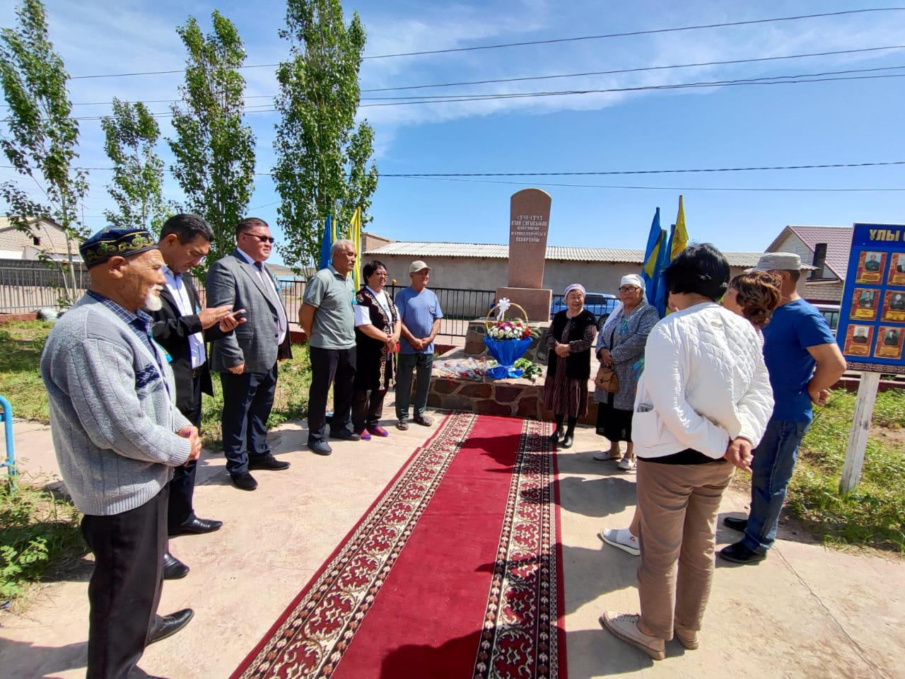 9-мамыр Жеңіс күні мерекесіне орай гүл шоқтарын қою рәсімі өтті