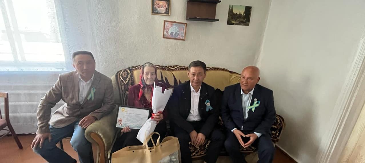 Аким Тайыншинского района посетил и поздравил тружеников тыла с праздником Днём Победы.