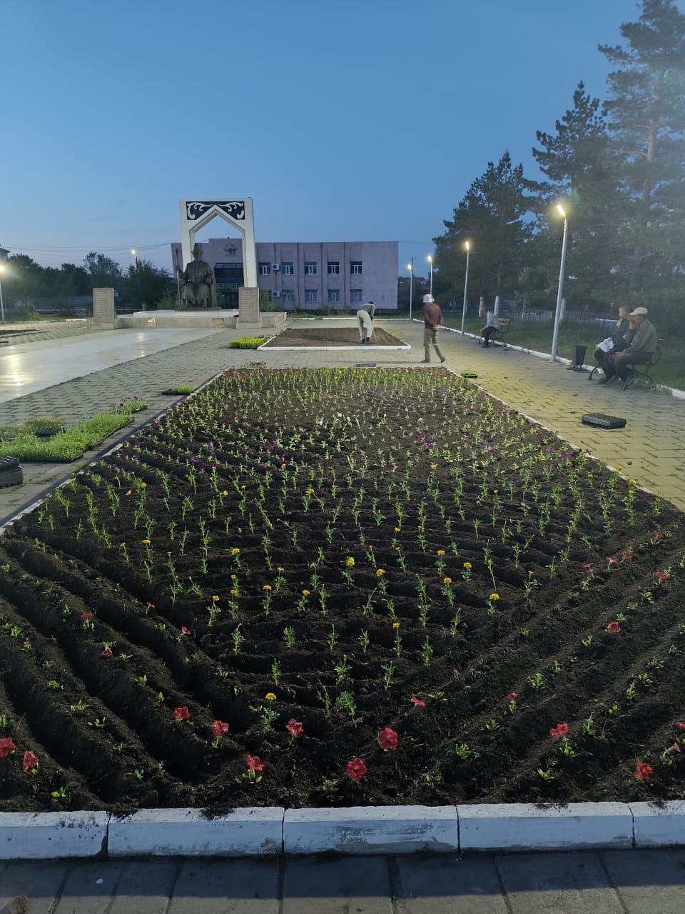 В районном центре села Улытау посеяны цветы