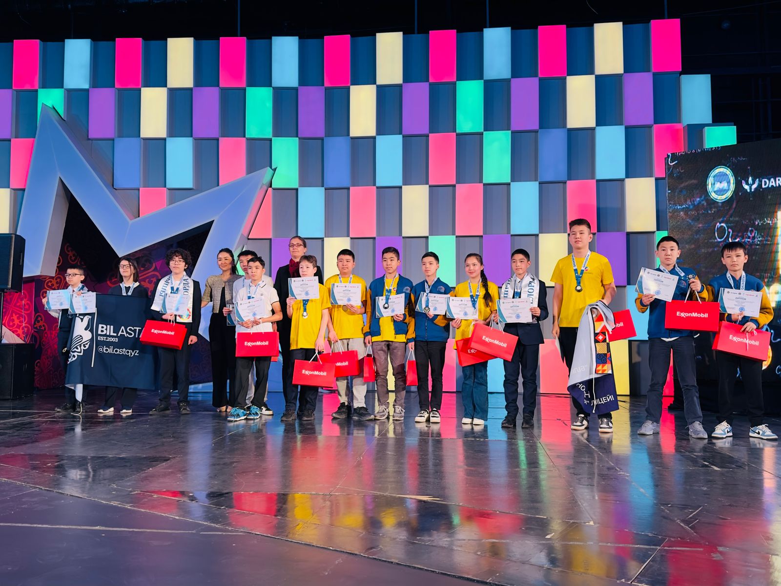 В Астане наградили победителей республиканской олимпиады по химии и биологии