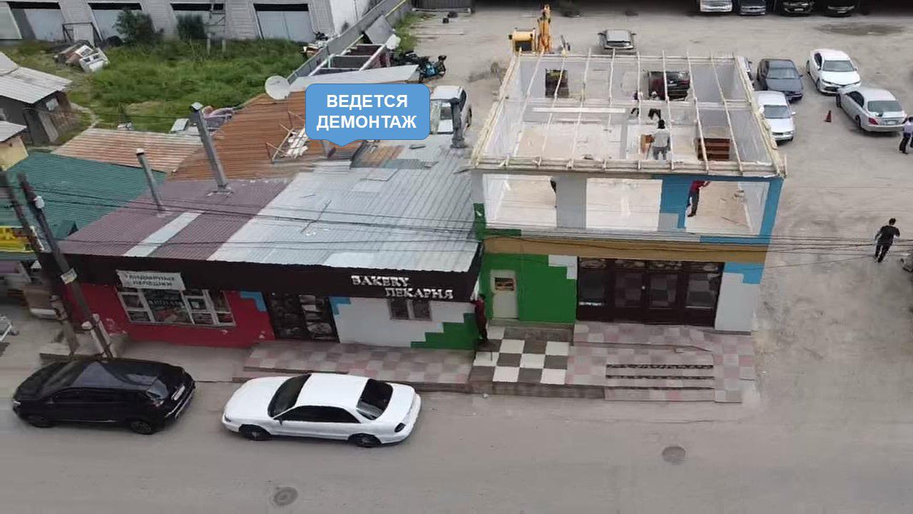 Незаконный коммерческий объект сносят в Алматы по решению суда