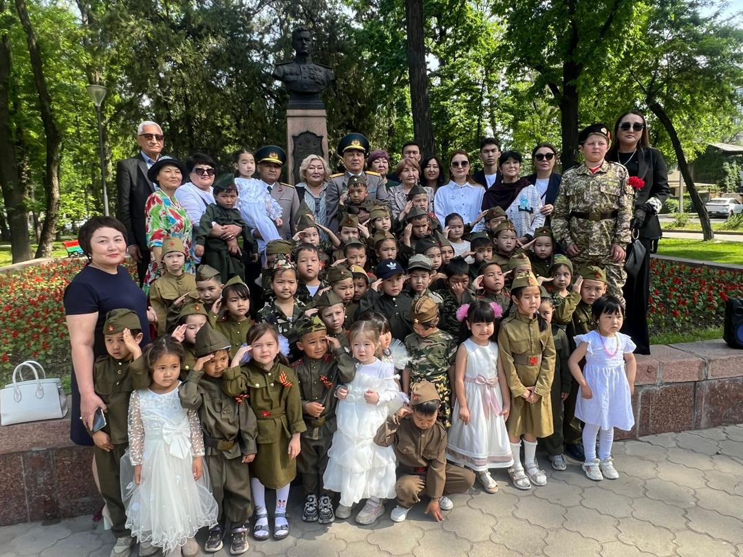 Бішкекте "Отан қорғаушылар күні" екі мәрте Кеңес Одағының Батыры Талғат Якубекұлы Бегелдиновты еске алды