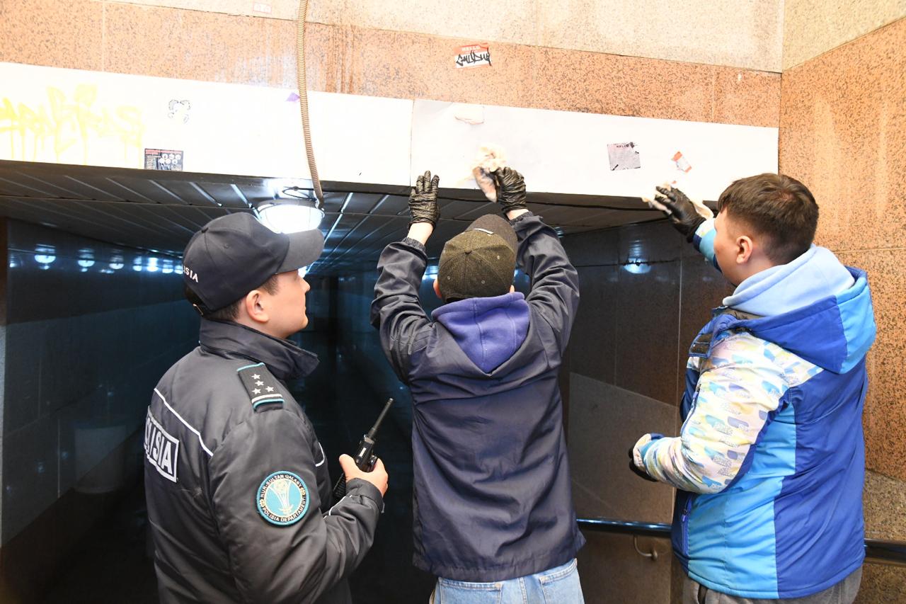Волонтеры и общественники очистили подземный переход от  надписей и рисунков в Астане