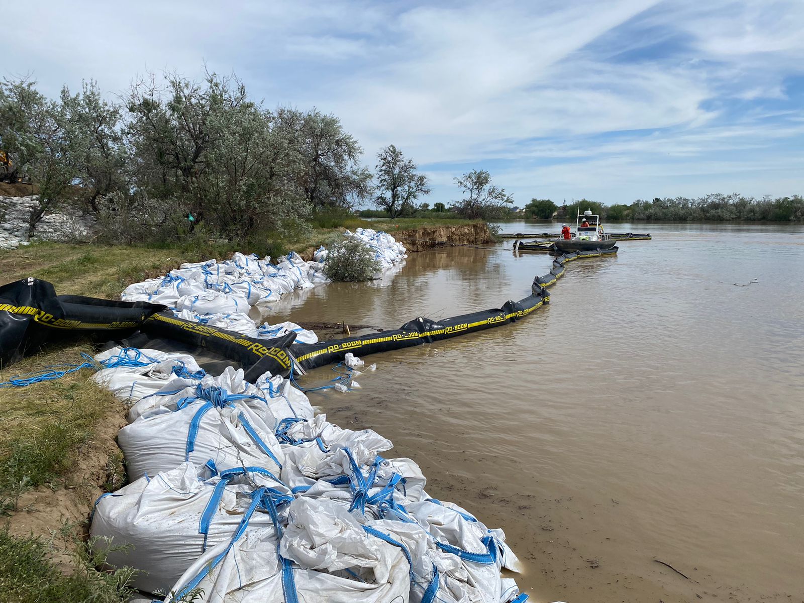 Устанавливаются барьерные боны в г. Атырау