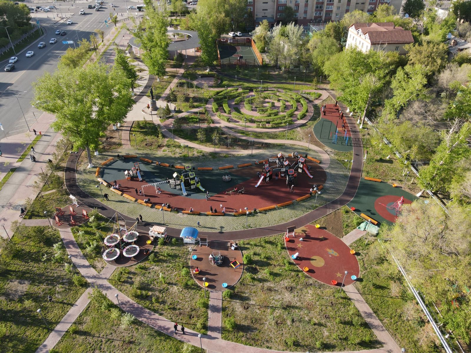 Фонтан, мольберты для рисования, баскетбольное поле: в Астане обновили сквер «Акжайык»