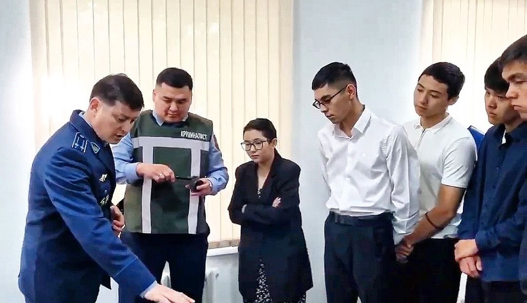 Өте керемет қыз ұшағында отыр