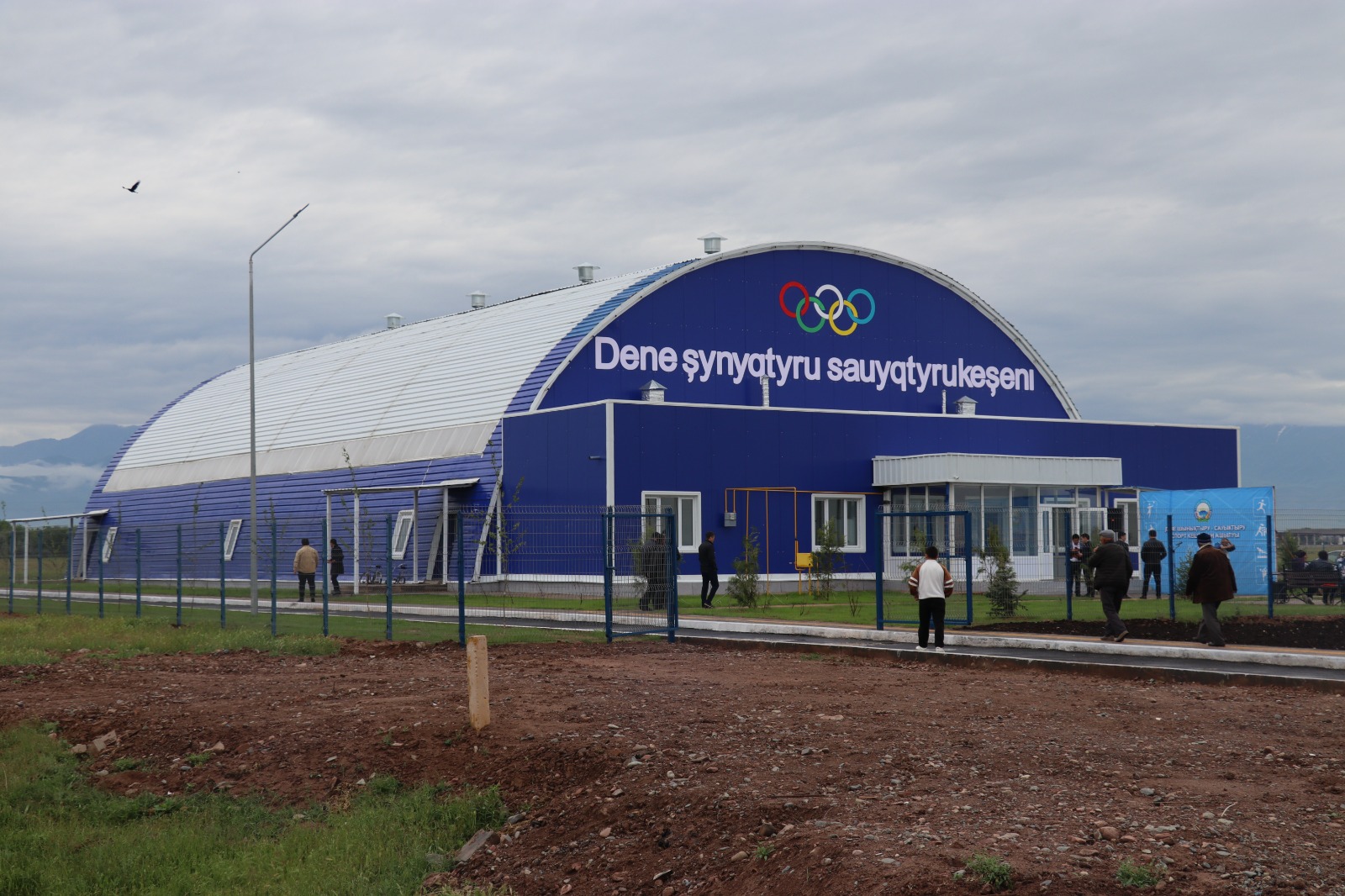 В селе Р. Сабденова в рамках программы «Ауыл ел-бесігі» открыт физкультурно-оздоровительный комплекс проектной стоимостью 268 миллионов тенге.
