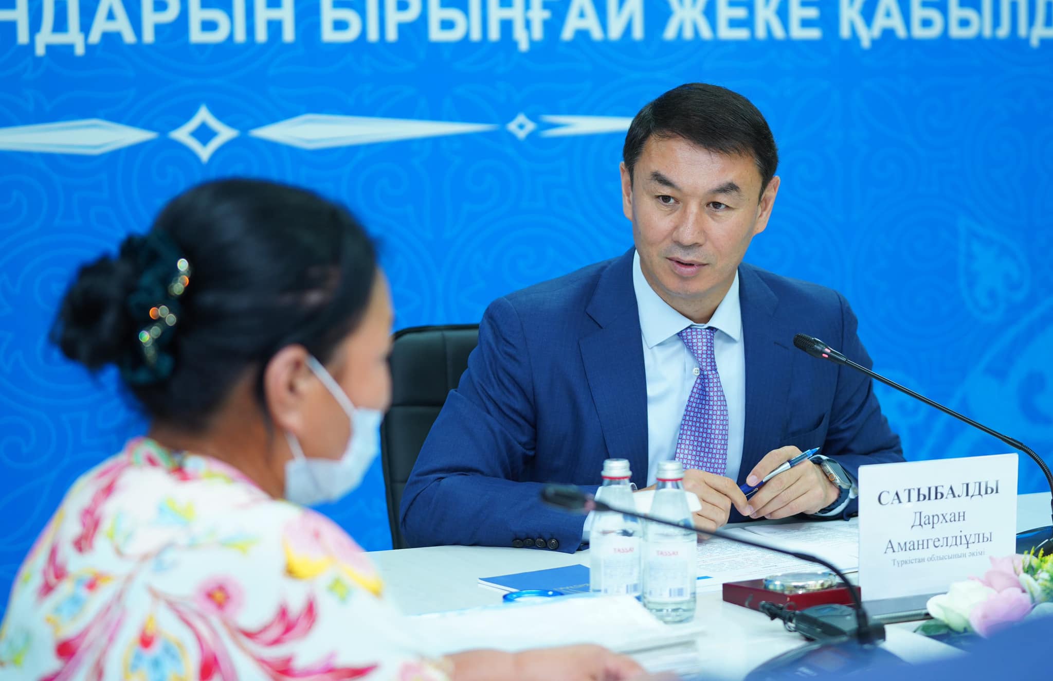 ТҮРКІСТАН ОБЛЫСЫНЫҢ ӘКІМІ ДАРХАН САТЫБАЛДЫ КЕЛЕСТІК ТҰРҒЫНДАРҒА ЖЕКЕ ҚАБЫЛДАУЫН ӨТКІЗДІ