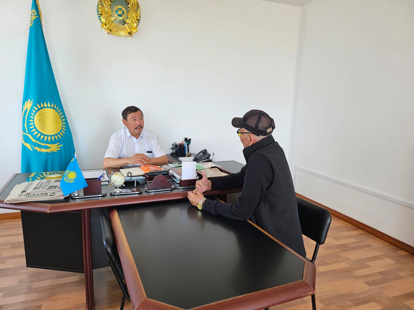 Диванда аналар мен ұлдардың қатысуымен ресейлік үй порносын қараңыз