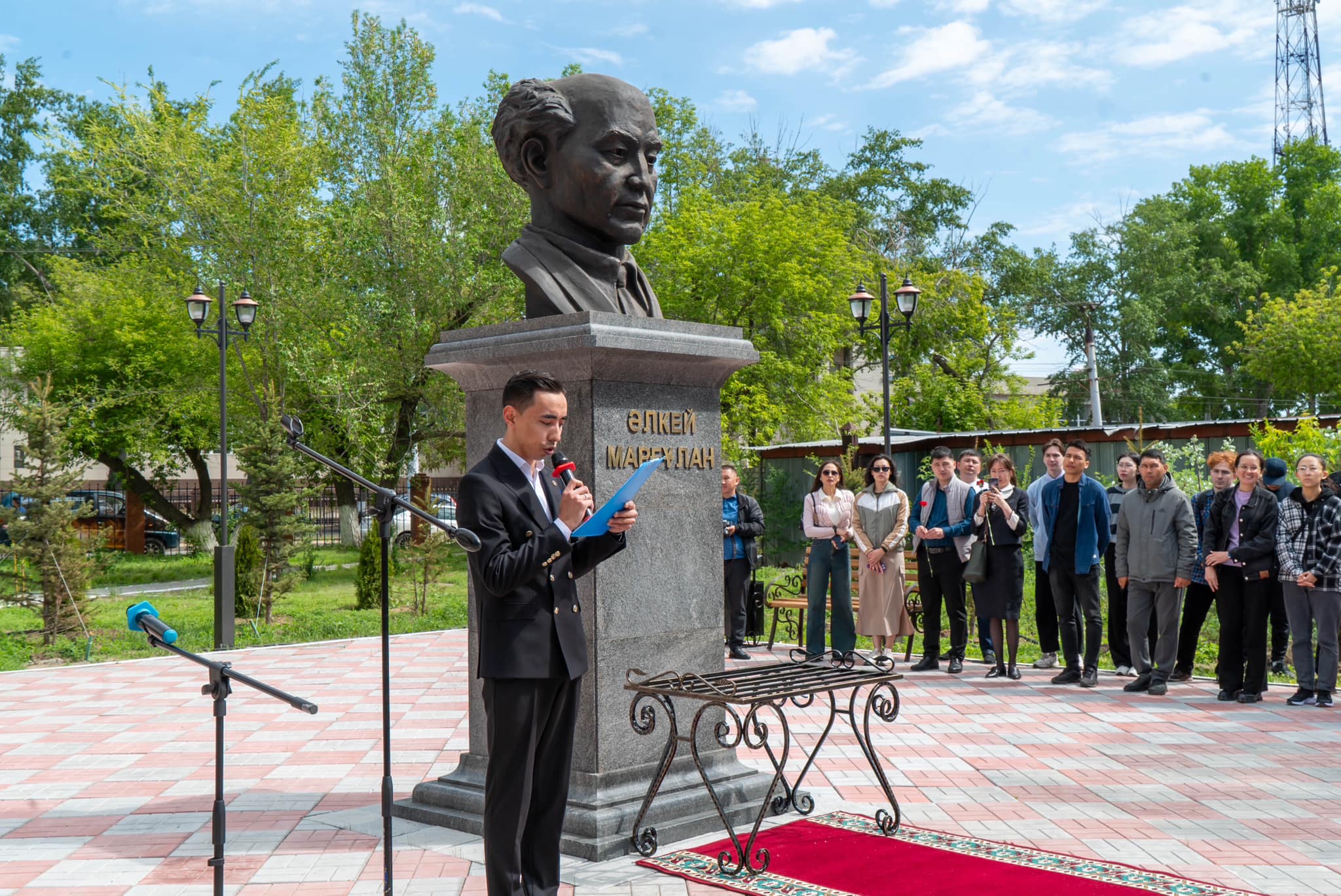 Алланың университеттегі үлкен сиськилері