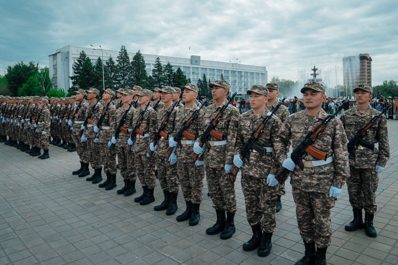 Более 100 солдат приняли присягу в Семее