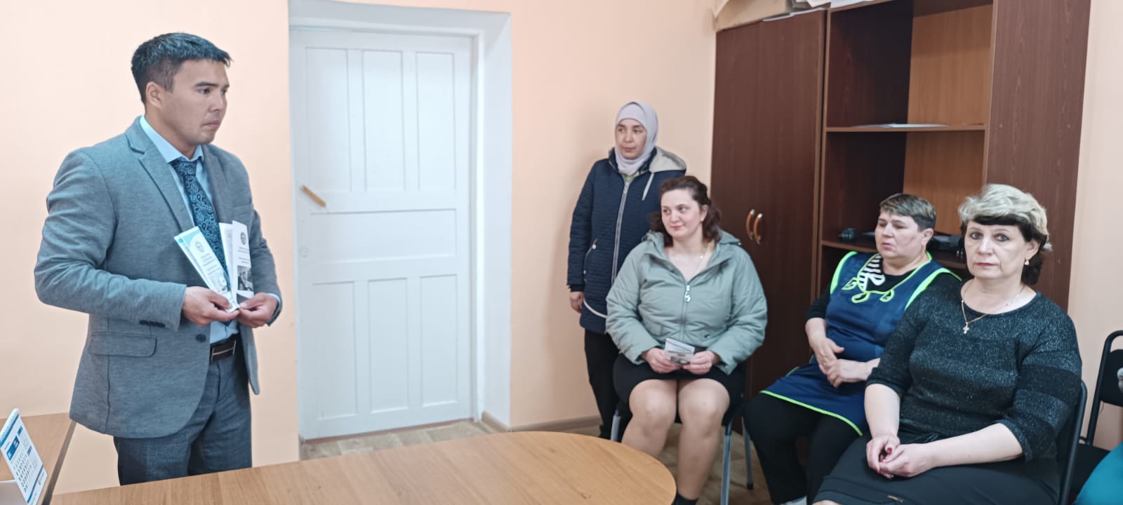 проведена беседа с населением сельского округа о получении гос.услуг через мобильное приложение